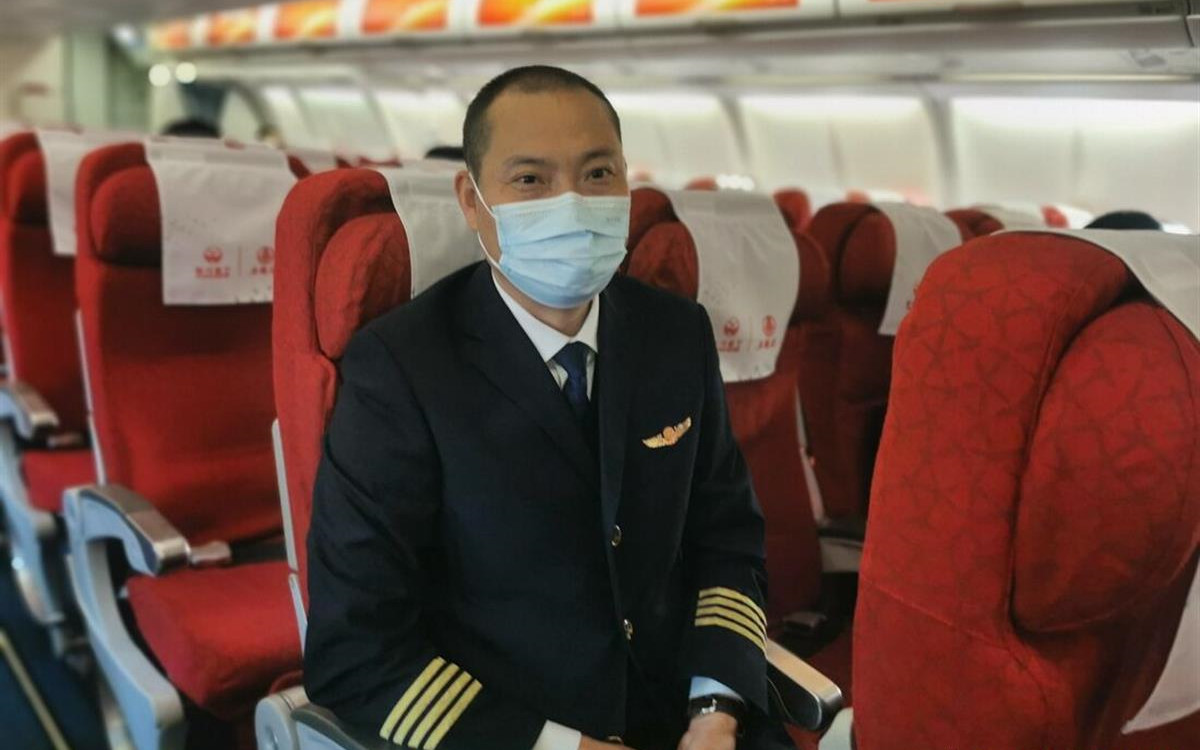 “英雄机长”刘传健：往年开飞机送代表，今年当代表乘飞机