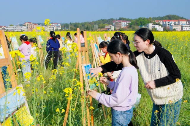 3月15日，江西省吉安市吉州区樟山中心小学的学生在油菜花田间写生画画，描绘春天的美景。 (9).jpg