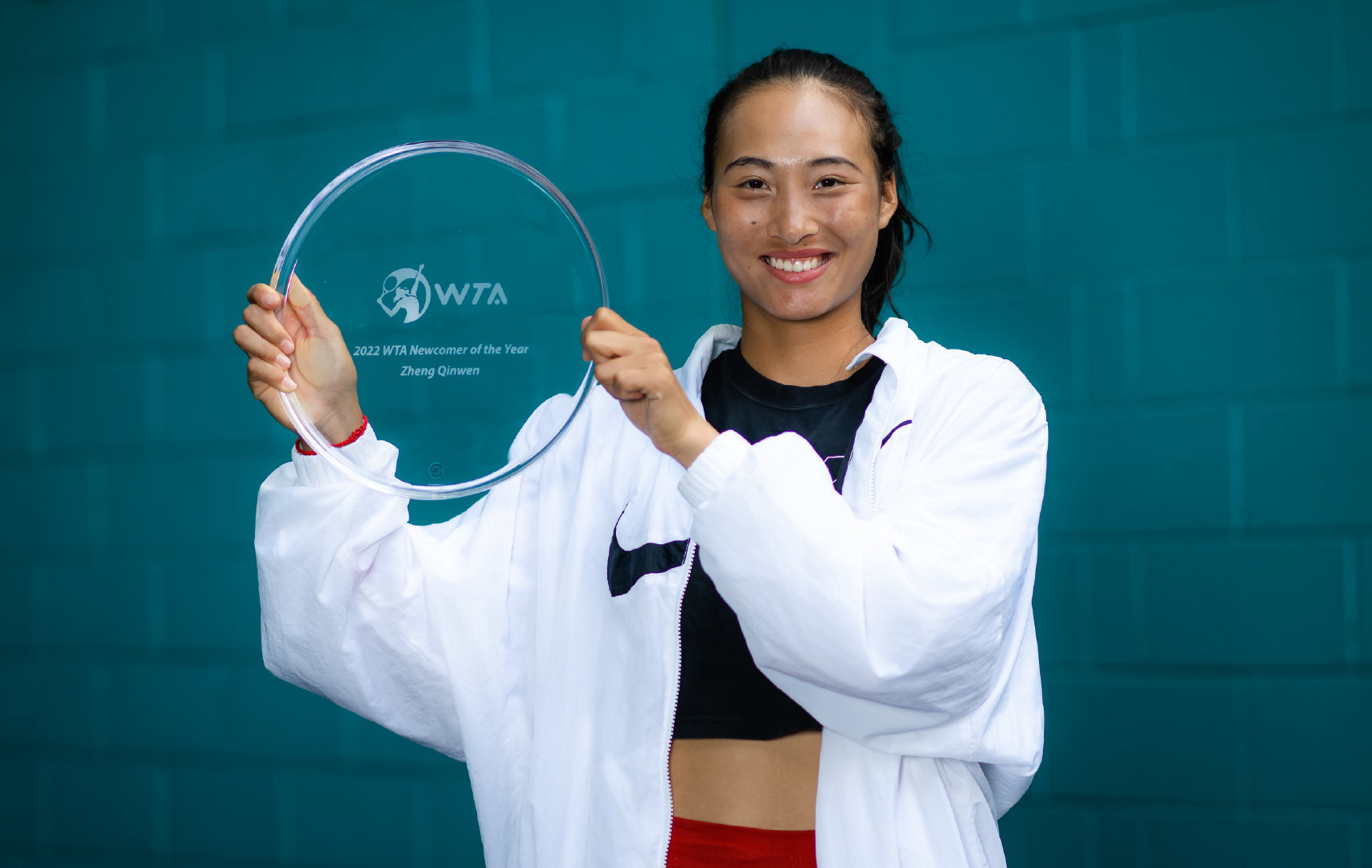 祝贺！郑钦文领取2022赛季WTA年度最佳新人奖杯
