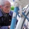 公园里八旬老人摆摊免费修车4年多