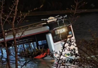 上海一公交车滑入河道 警方：疑似驾驶员操作不当致车辆失控 没有其他人员受伤