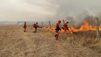 内蒙古消防堵截蒙古国草原大火入境 中蒙边境线明火已灭