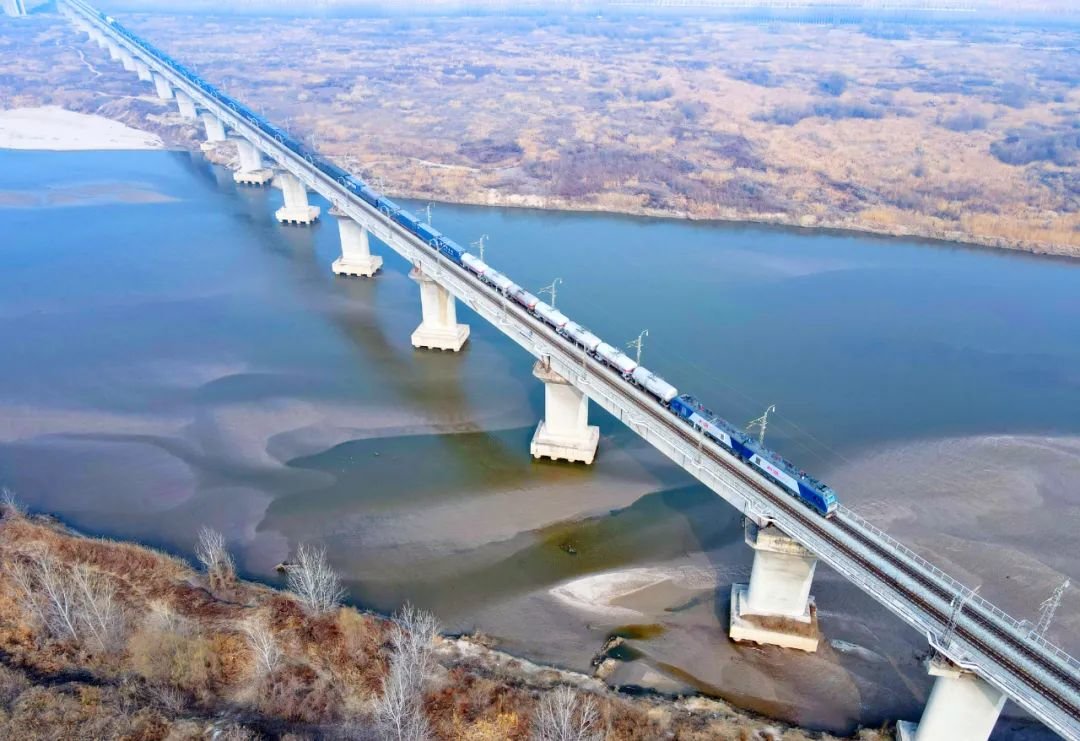 列车通过渭河铁路桥 （资料图）