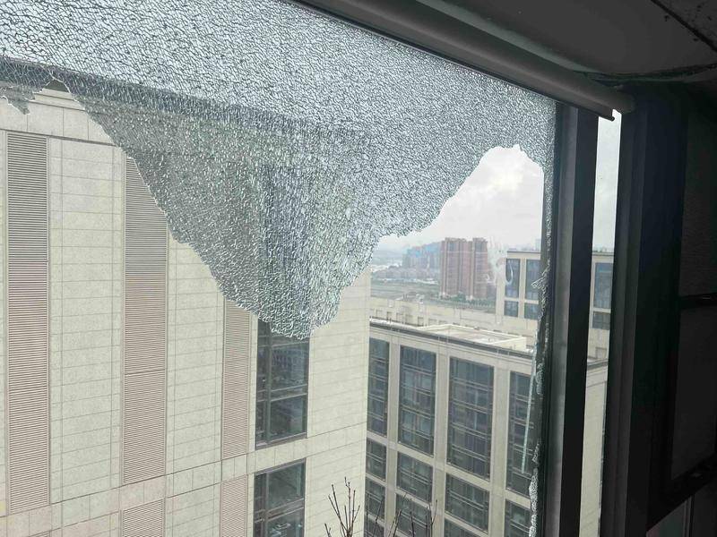 华商记者帮|一块碎裂的玻璃幕墙 半年了还是无人维修