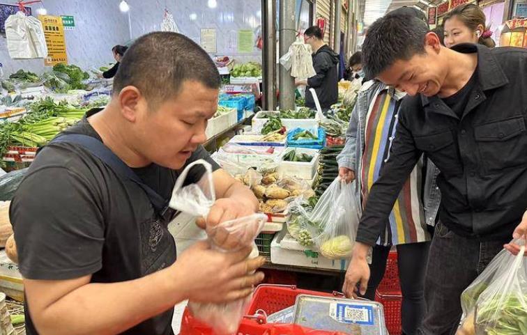 “菜市场速算大师”口算秒杀计算器 卖菜14年在西安买三套房