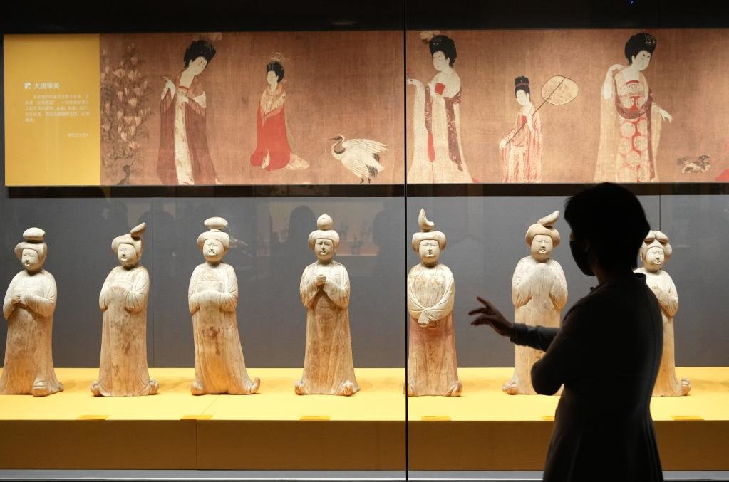 2022年4月13日,观众在西安博物院参观唐代女立俑。 新华社记者 李一博 摄
