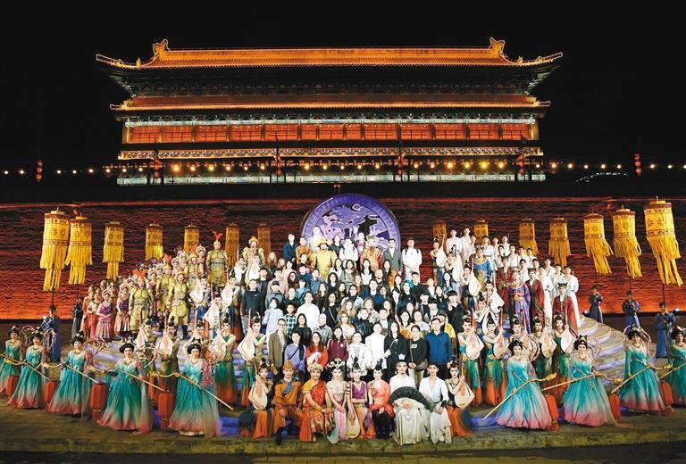 15个国家60位留学生西安城墙下观赏绝美“梦长安”