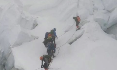 距珠峰顶还有不到400米 两位攀登者为救人放弃登顶