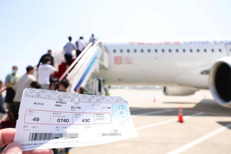C919全球首次商业载客飞行 近130名旅客从上海到北京