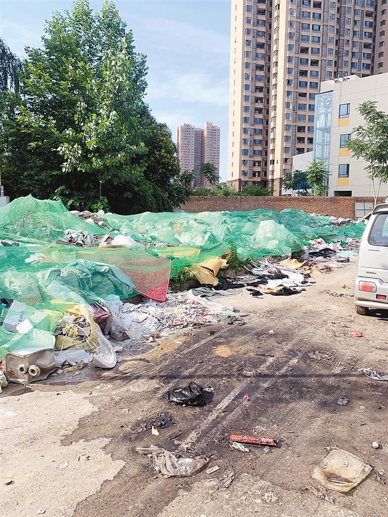 华清学府城门第小区外垃圾露天堆放足有一人高 居民投诉一年多无果