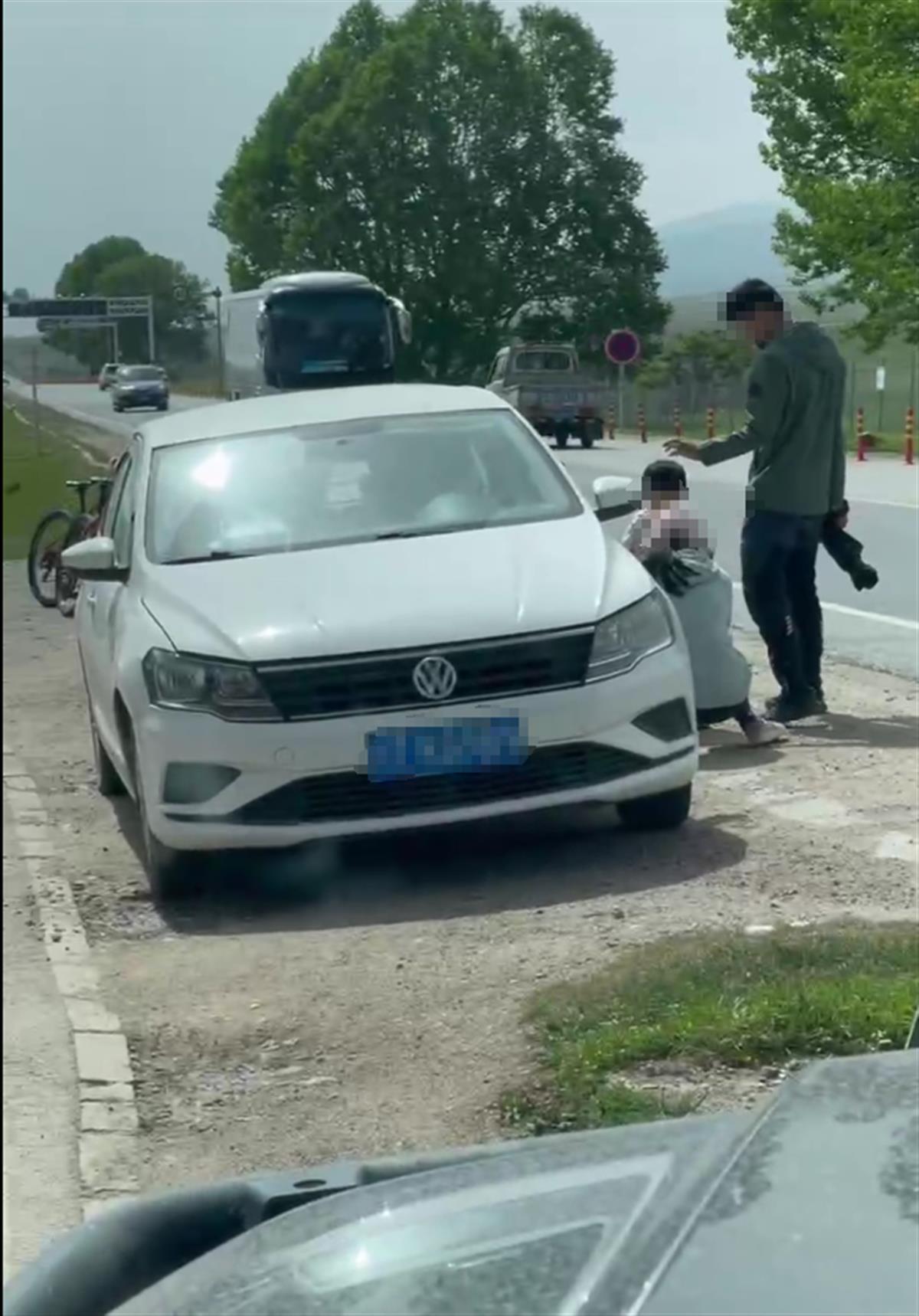 六小龄童遭驱赶_吃相难看遭驱赶_游客称在青海湖附近买水遭驱赶