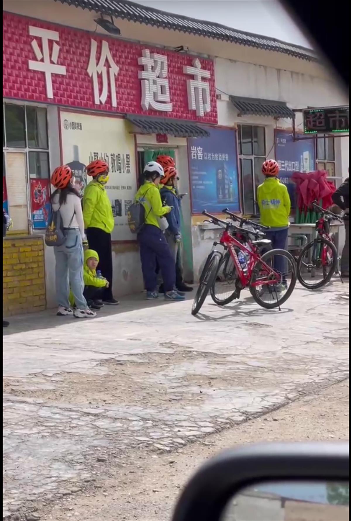 游客称在青海湖附近买水遭驱赶_六小龄童遭驱赶_吃相难看遭驱赶