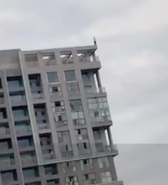 男子高楼徘徊数小时后跳楼身亡_山东成武男子跳楼身亡_文章跳楼身亡