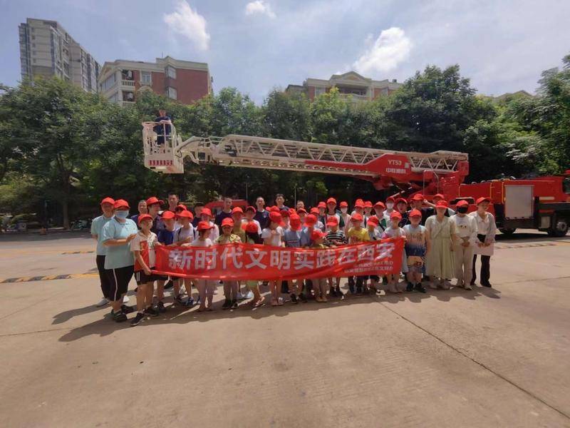 108坊故事|爬上云梯体验当消防员枫叶惠仁社区的孩子们直呼“太酷啦”
