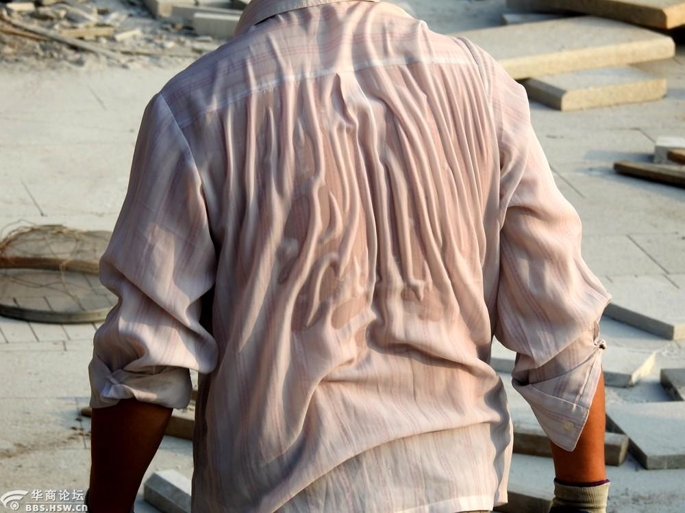 实拍烈日下农民工的背影