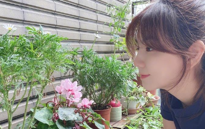 华商头条|Ella嗅花香灿笑 绑高马尾穿休闲装简单舒适