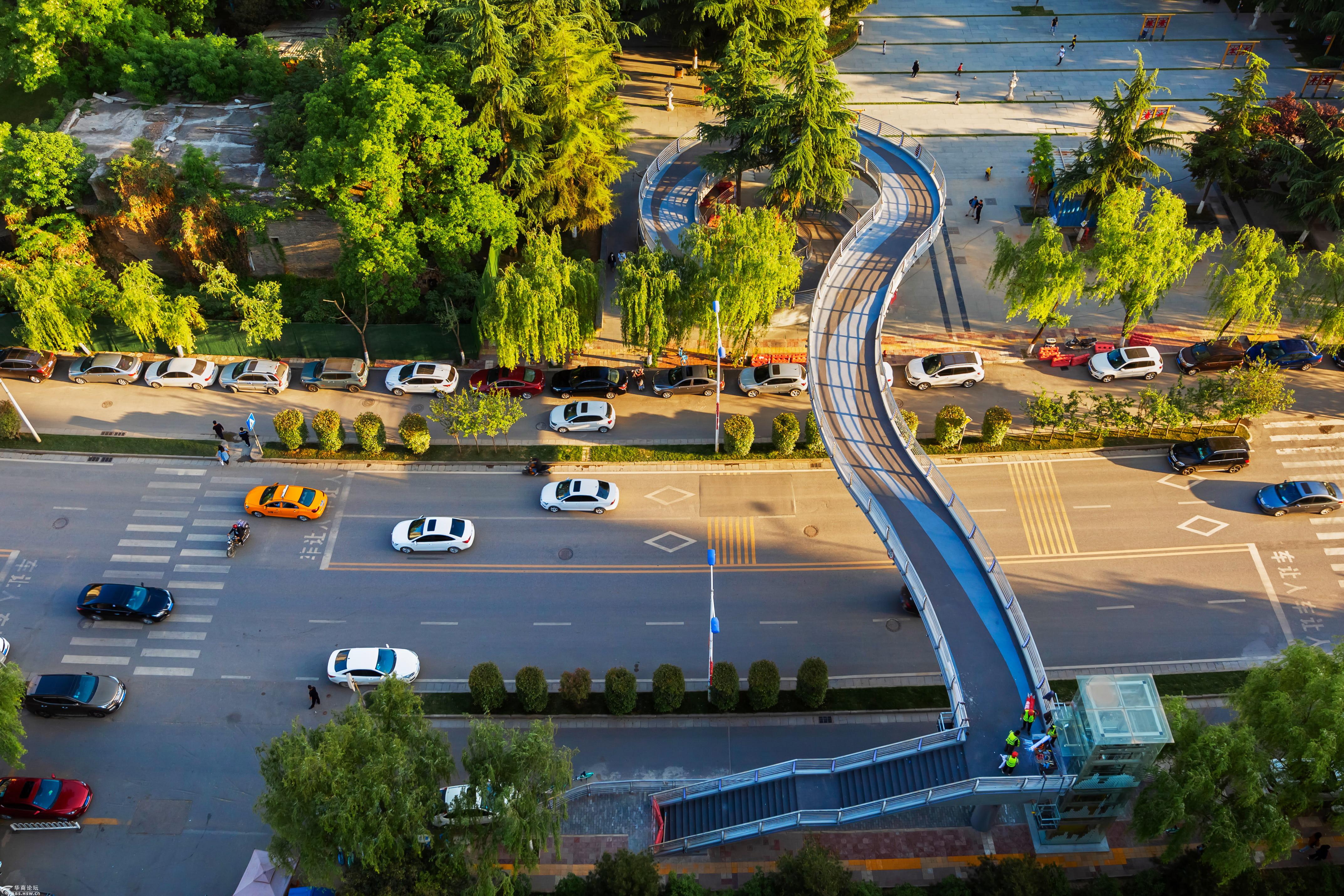 西安首条无障碍人行天桥亮相高新区