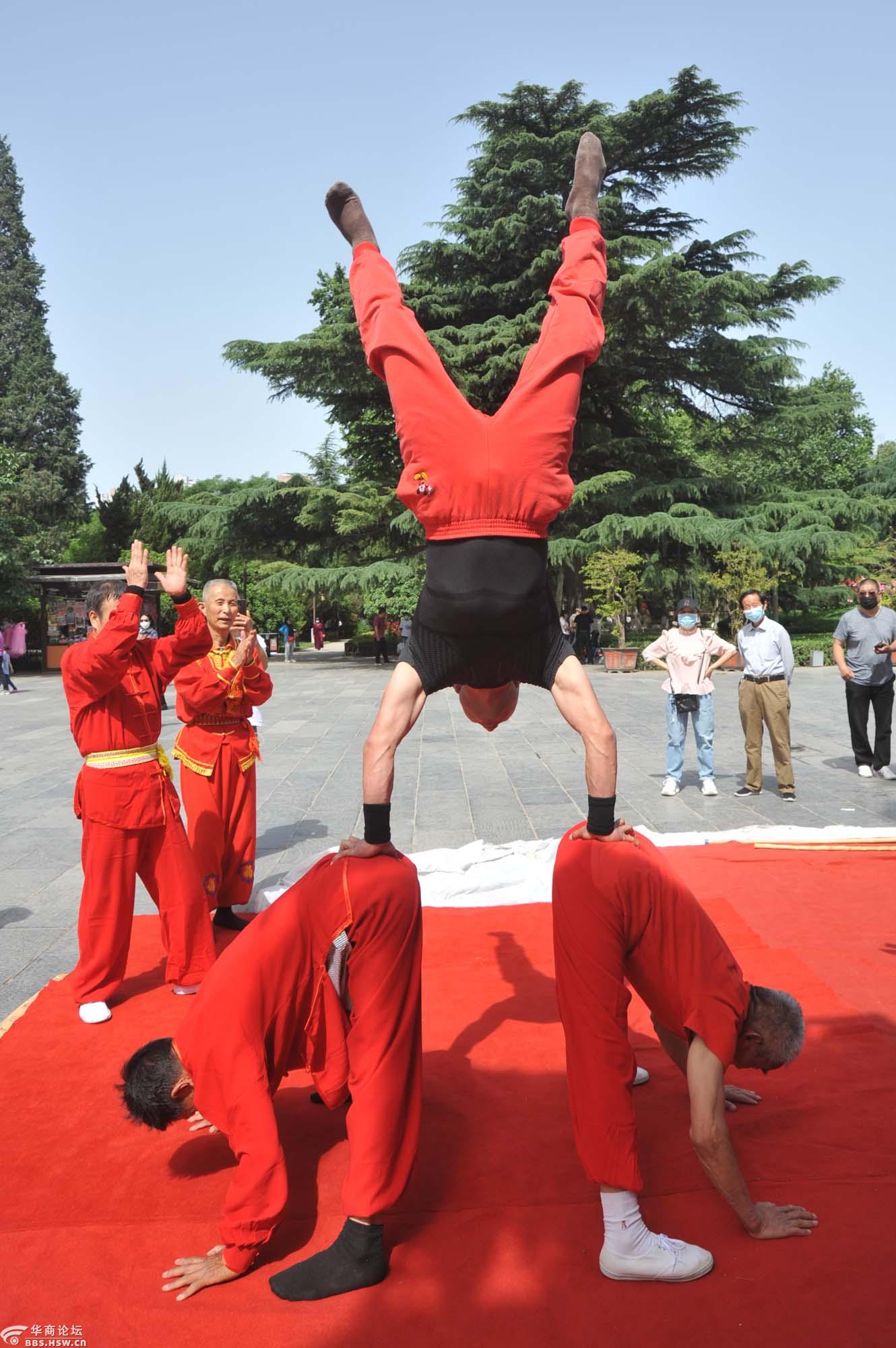 安徽"倒立哥"张宏伟西安秀倒立