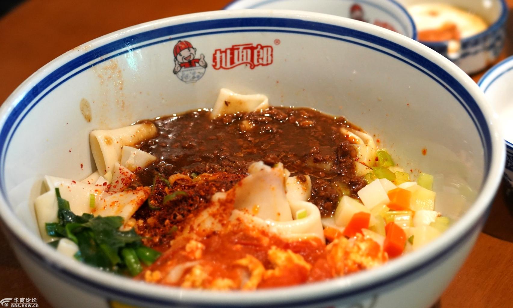 陕西这家面馆太霸道:吃面用盆,盆比脸大,常年火爆!