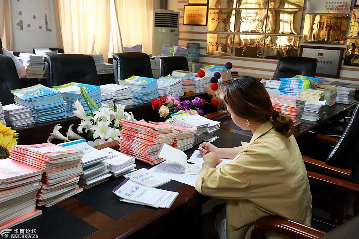 老师批改作业,学校组织检查