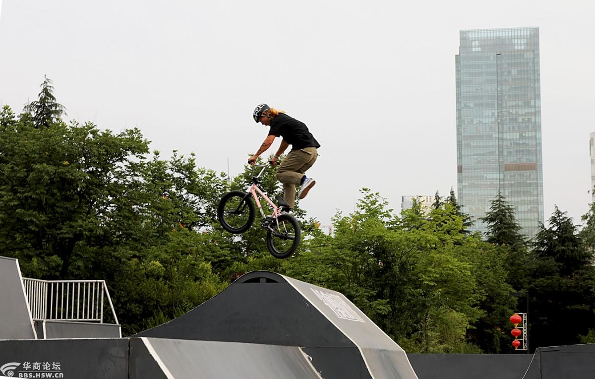 西安小轮车极限运动热潮渐起