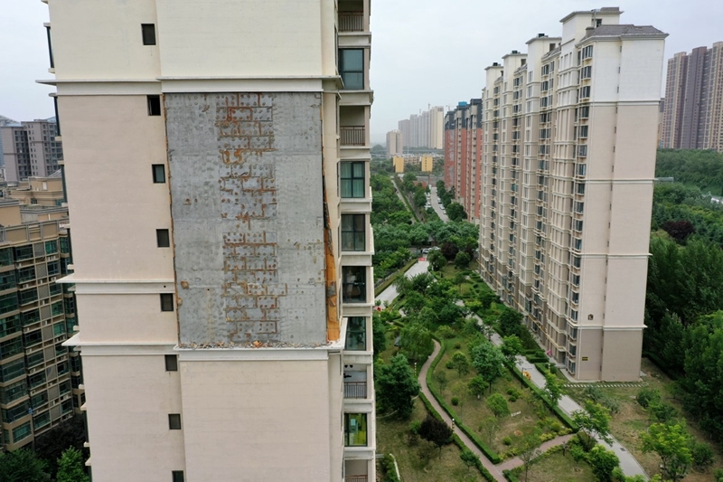 曲江明珠小区高层外墙近百平方米保温层脱落 物业：大风原因
