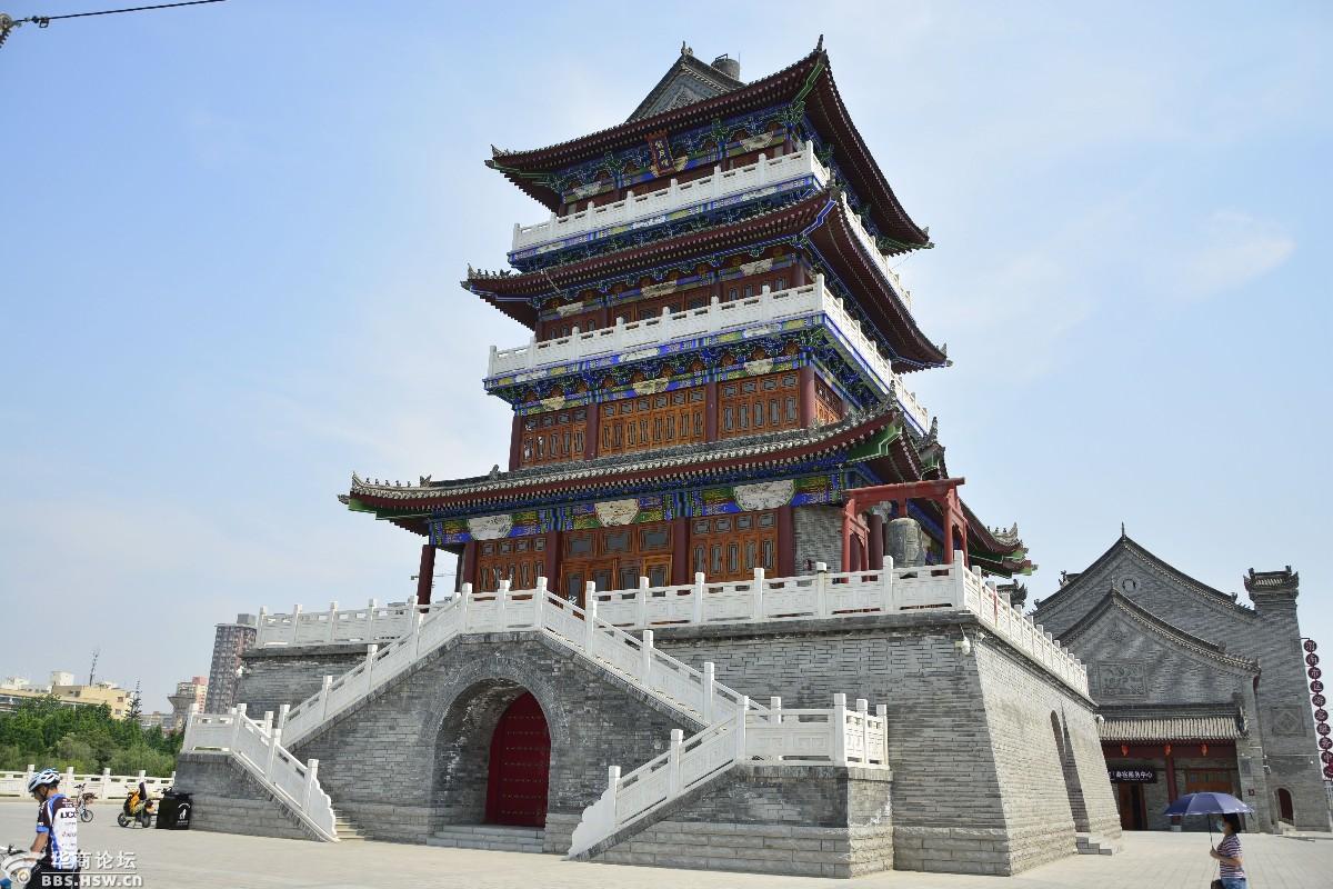 渭南市的望月楼及滨河公园.