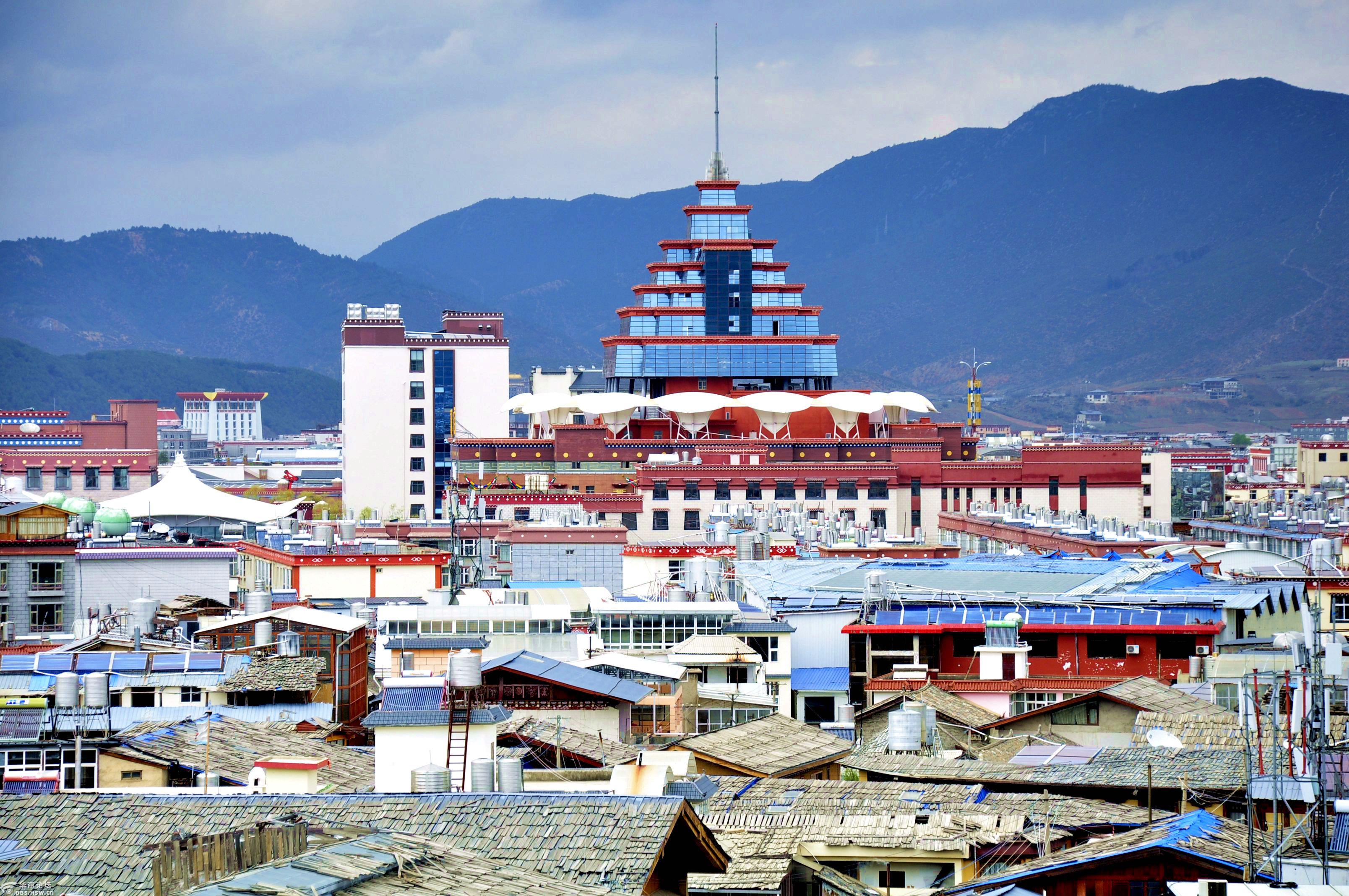 云南省迪庆藏族自治州香格里拉市独克宗古城日月广场,龟山公园会当凌