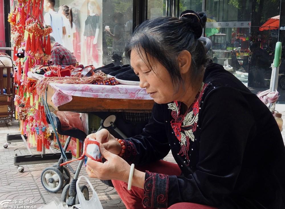 民间手工艺人街头制作深受群众好评!