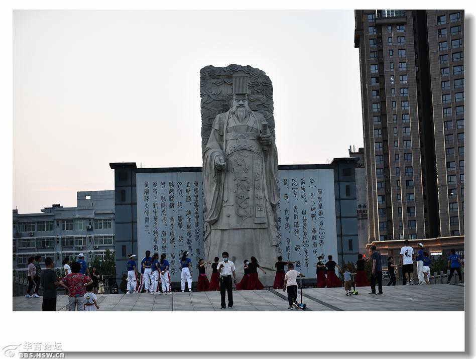 夕阳余晖下的统一广场