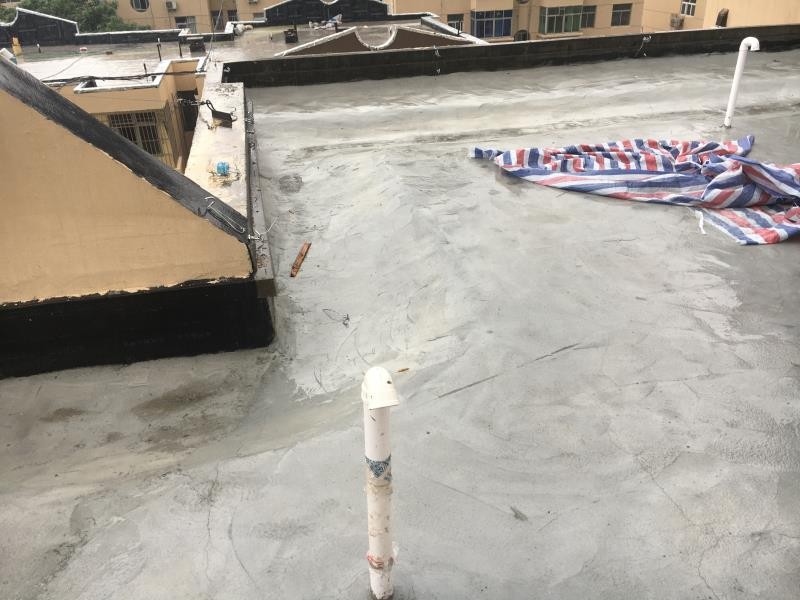 华商头条|西安皇家花园小区改造楼顶未完工遇降雨 住户家漏成水帘洞