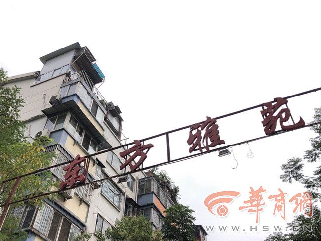 西安东方雅苑小区20栋楼楼顶布满加盖 车棚成了门面房