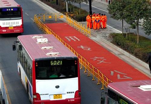 非高峰时段 西安这74条公交专用线社会车辆可通行