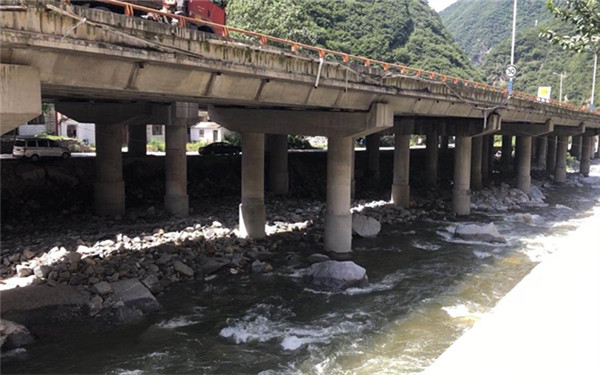 涝峪河附近高速桥墩受河水冲刷出现破损 市民担忧存安全隐患