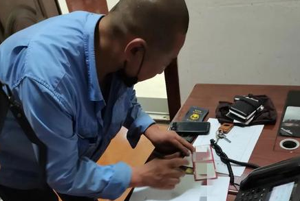 西安民警及时找回失主手提包 失主发微博表白点赞