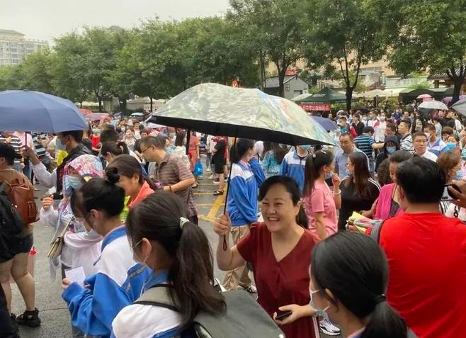 中考开考第一天 西安各中学花式助考 家长点赞太贴心