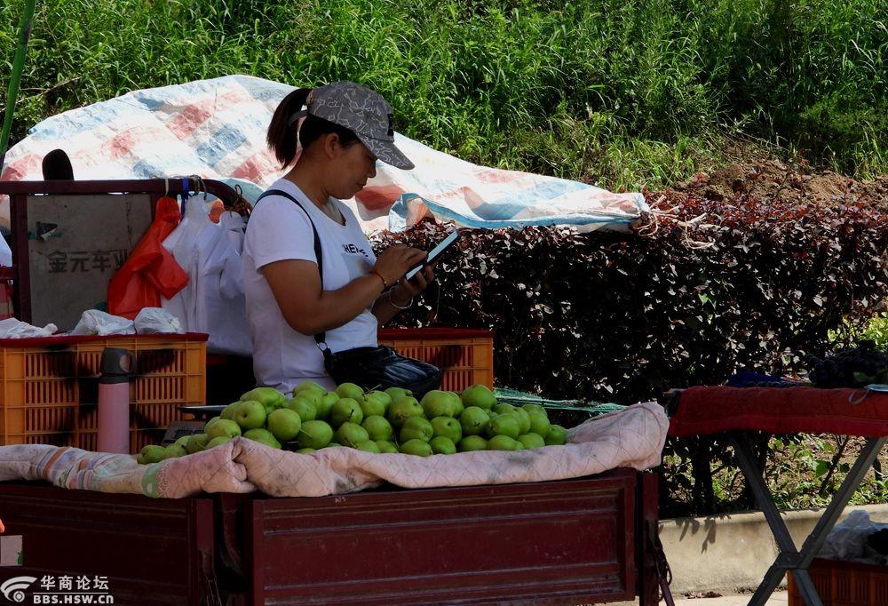 顶着烈日赶集的农民