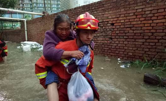 暴雨袭击延安城 一居民区积水达一米多26名群众被困