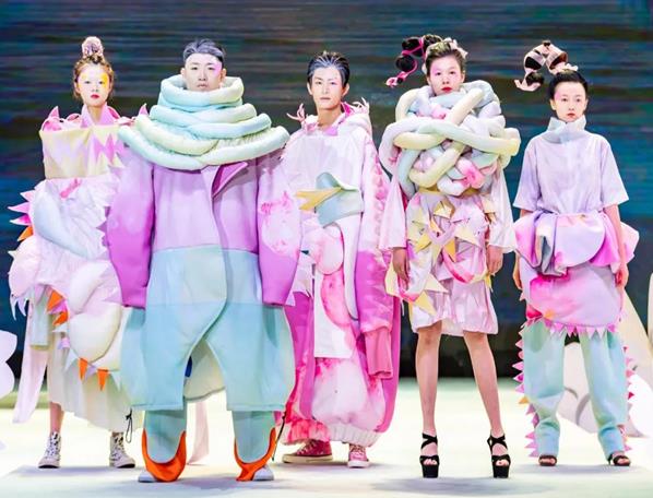 华商头条|广西艺术学院通报“硕士毕设涉嫌抄袭”：撤销其学位