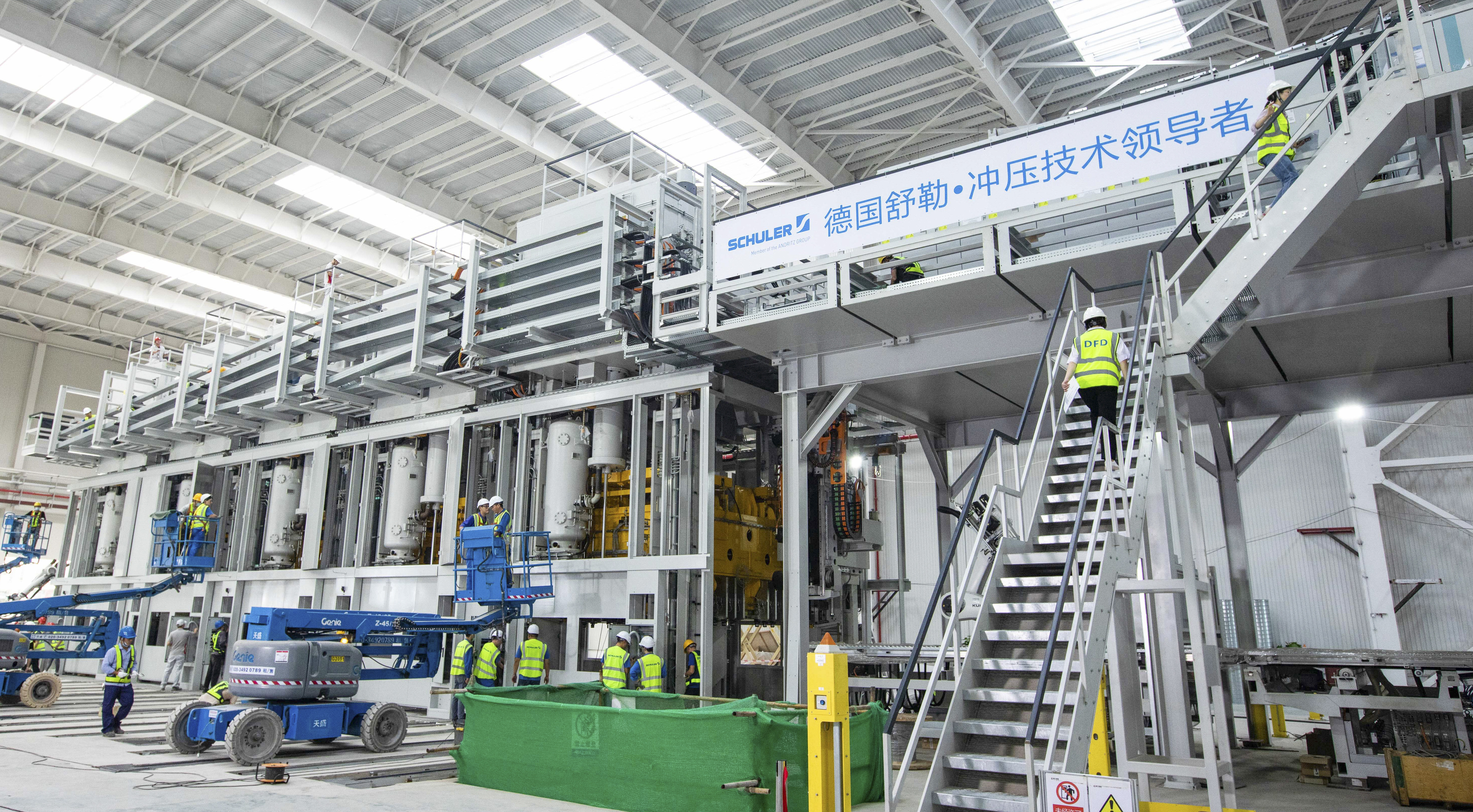 2冲压车间·世界最领先的德国舒勒全自动冲压生产线.jpg