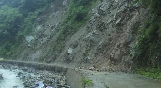 汉中部分乡镇因强降雨山体塌方道路受损 目前道路已恢复畅通