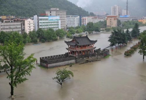 近年来最大洪峰过境汉中略阳 多条街道被淹没