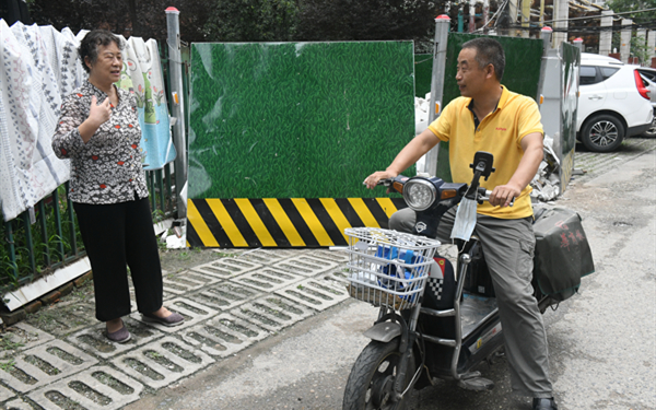 西安市民车钥匙丢失担心整晚 黄马甲送报员捡到后着急寻人