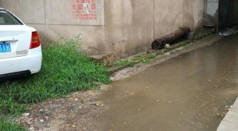西安阎良区年丰路路东下雨经常积水 居民出行十分不便