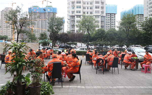 西安一茶社老板为百余环卫工提供免费早餐：看他们吃冷馍很心疼