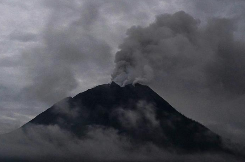 印尼锡纳朋火山持续喷发