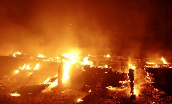 “山猫”山火继续在美国洛杉矶县山区蔓延