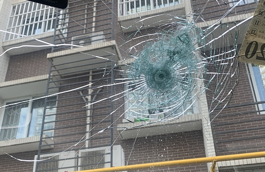 又是高空坠物！咸阳中宏香榭·丽舍小区“天降”瓷片 砸碎进口SUV车窗