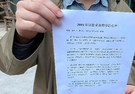 华商头条|四川“男教师猥亵多名男生案”开庭 被告人辩称受学生引诱