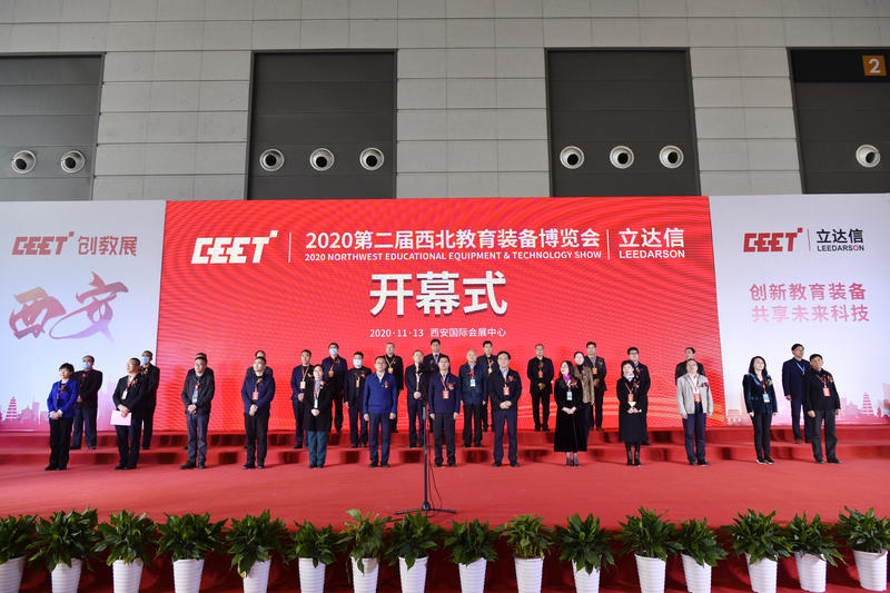 记者探访西北教育装备博览会：课本作业书法贴电子化 学习真方便